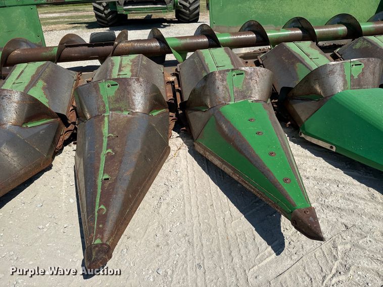 image for item MV9104 John Deere 843 corn head