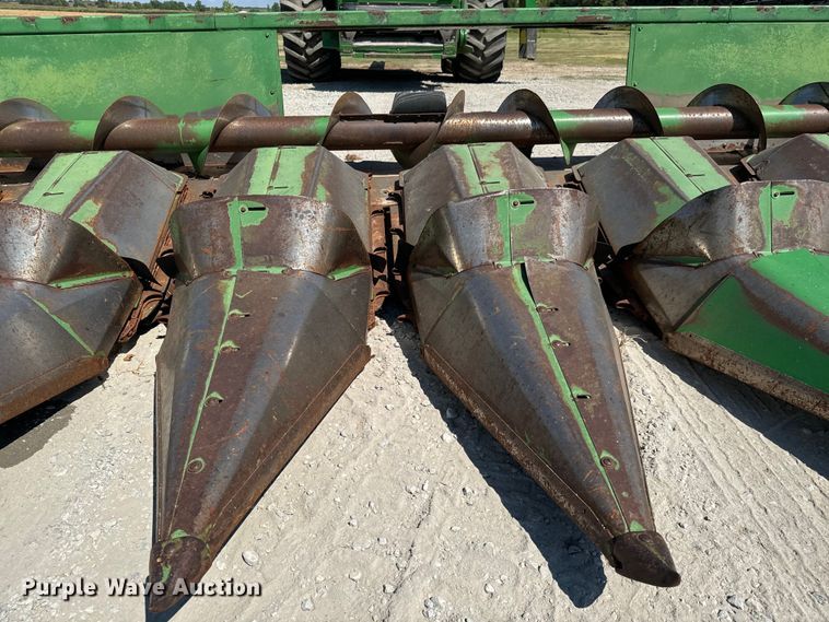 image for item MV9104 John Deere 843 corn head