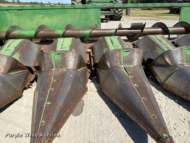 image for item MV9104 John Deere 843 corn head