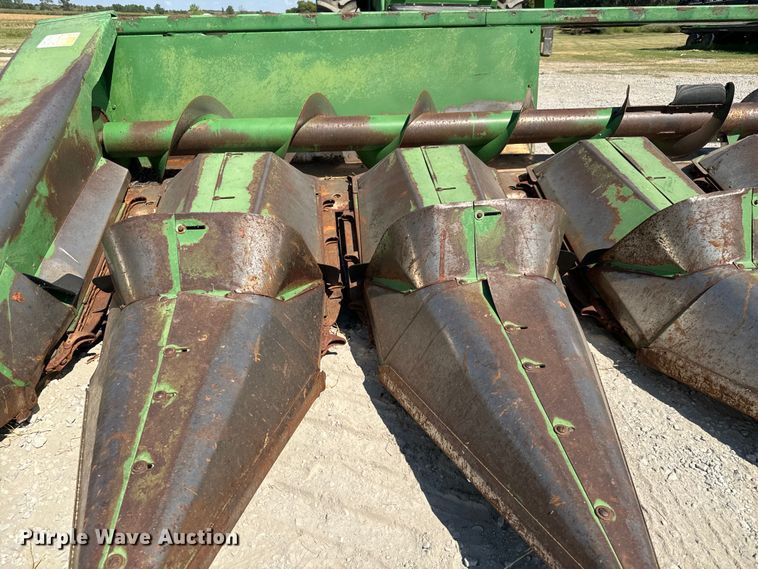 image for item MV9104 John Deere 843 corn head
