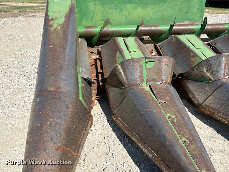 image for item MV9104 John Deere 843 corn head