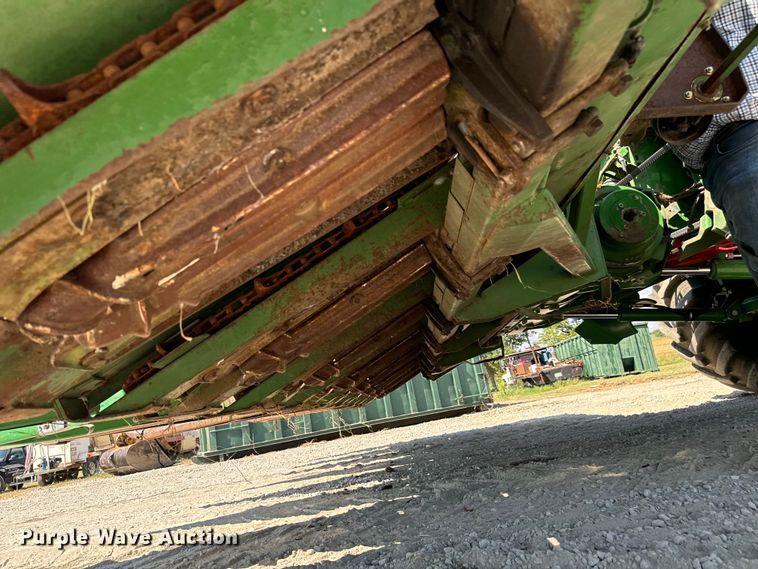 image for item MV9104 John Deere 843 corn head