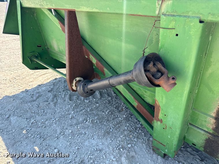 image for item MV9104 John Deere 843 corn head