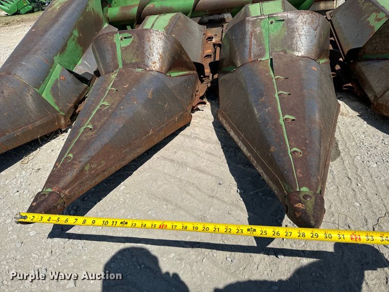 image for item MV9104 John Deere 843 corn head