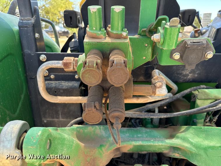 image for item NQ9748 2009 John Deere 5075M tractor