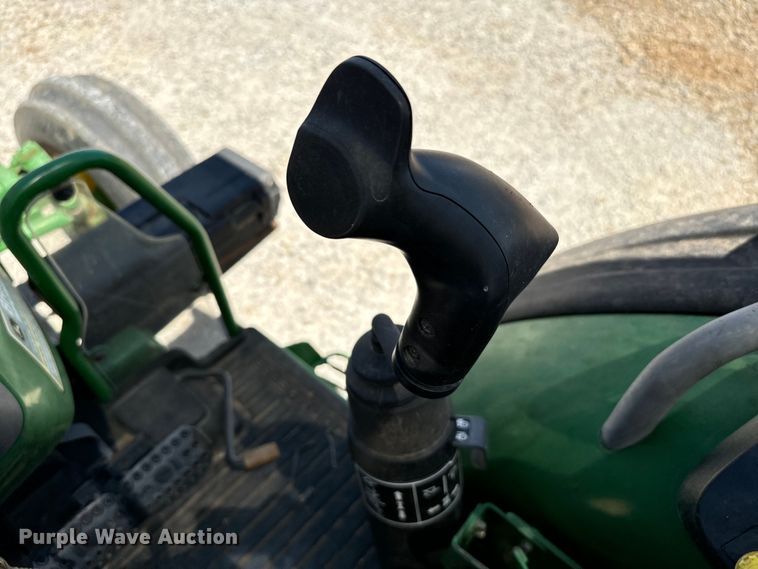 image for item NQ9748 2009 John Deere 5075M tractor