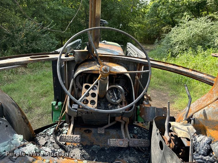 image for item NQ9757 1980 John Deere 4240 tractor