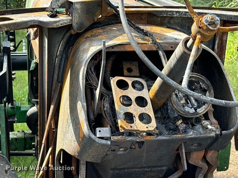 image for item NQ9757 1980 John Deere 4240 tractor