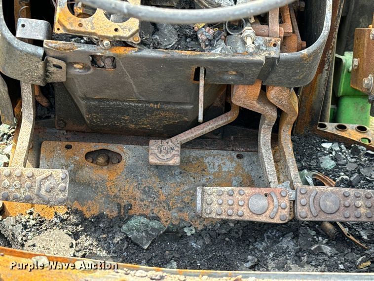 image for item NQ9757 1980 John Deere 4240 tractor