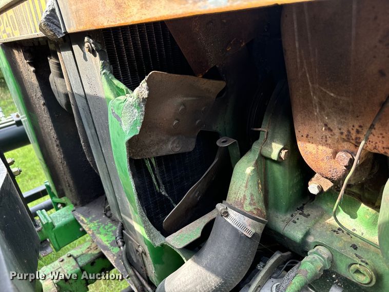 image for item NQ9757 1980 John Deere 4240 tractor