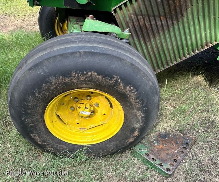 image for item NQ9757 1980 John Deere 4240 tractor