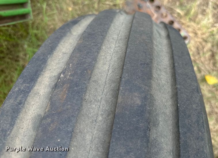 image for item NQ9757 1980 John Deere 4240 tractor