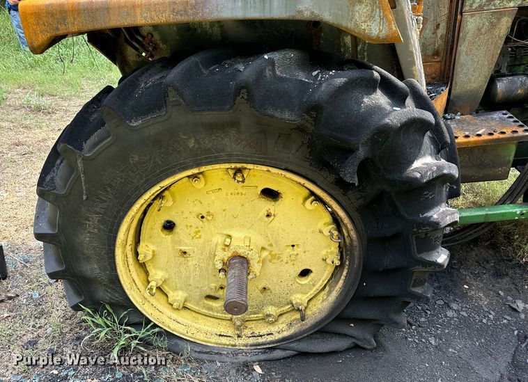 image for item NQ9757 1980 John Deere 4240 tractor