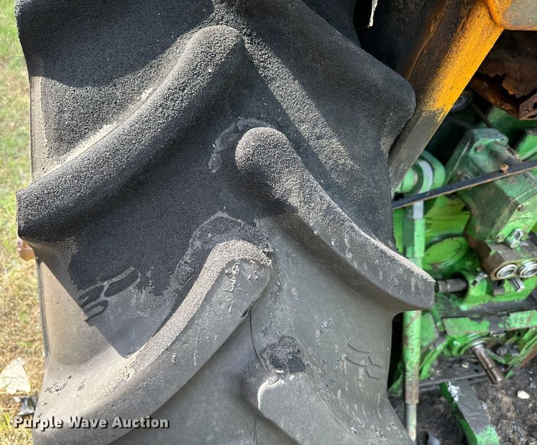 image for item NQ9757 1980 John Deere 4240 tractor