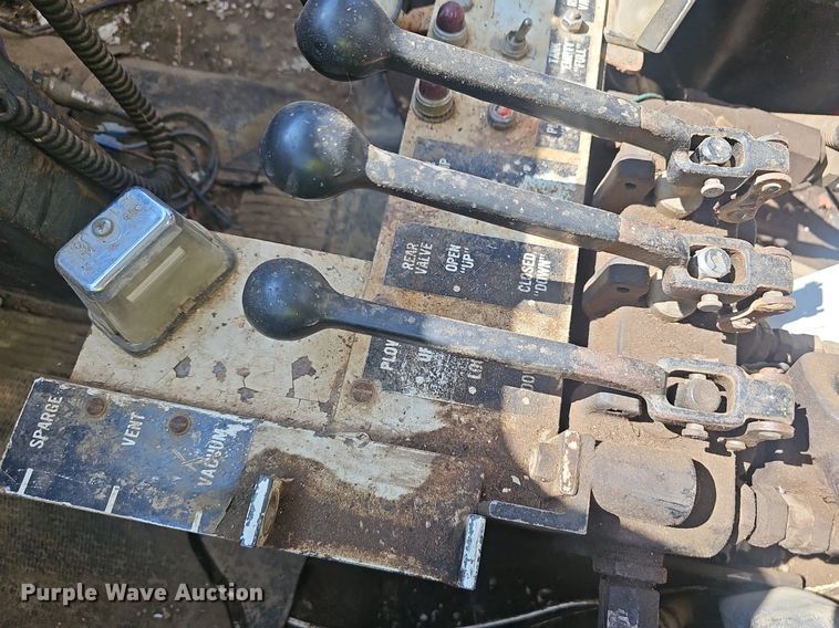 image for item NX9004 1985 GMC C7000 vacuum truck