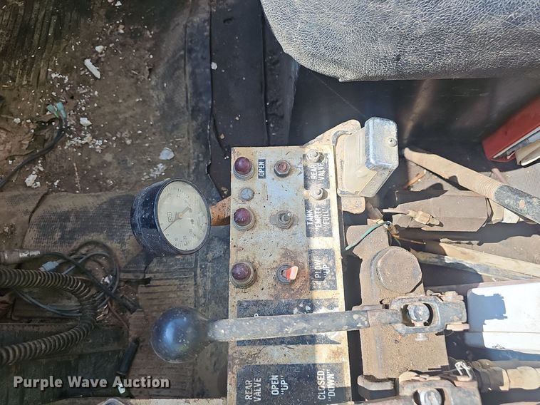 image for item NX9004 1985 GMC C7000 vacuum truck