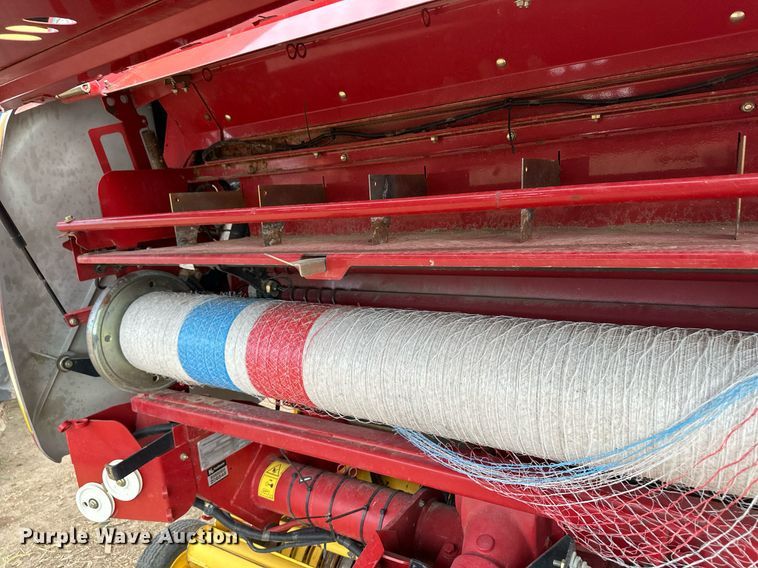 image for item OM9649 2015 New Holland RB560 round baler