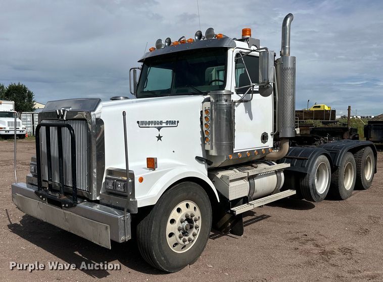 image for item DG4494 2001 Western Star 4964FX semi truck