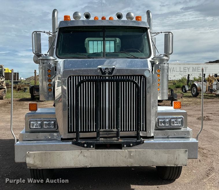image for item DG4494 2001 Western Star 4964FX semi truck