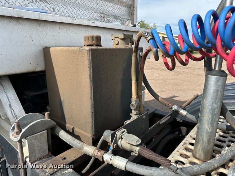 image for item DG4494 2001 Western Star 4964FX semi truck