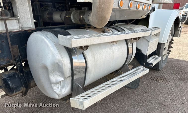 image for item DG4494 2001 Western Star 4964FX semi truck