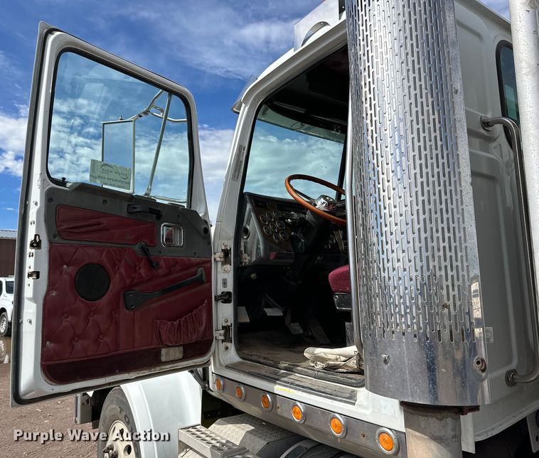 image for item DG4494 2001 Western Star 4964FX semi truck