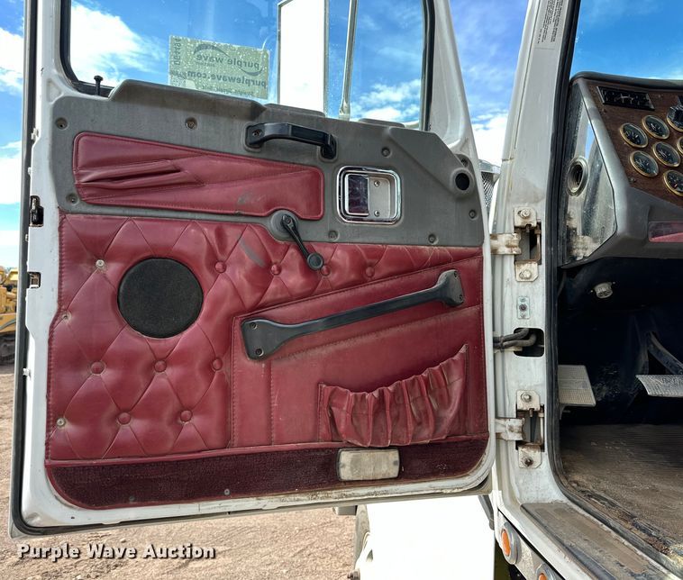 image for item DG4494 2001 Western Star 4964FX semi truck