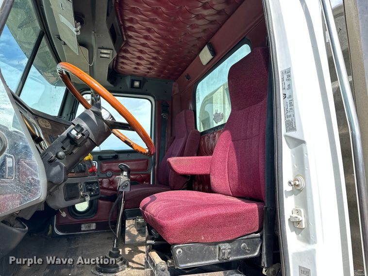 image for item DG4494 2001 Western Star 4964FX semi truck