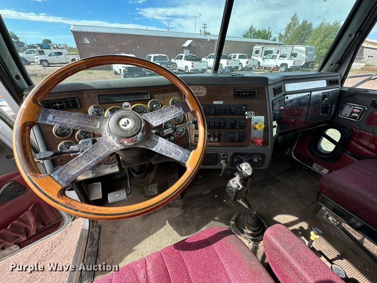 image for item DG4494 2001 Western Star 4964FX semi truck