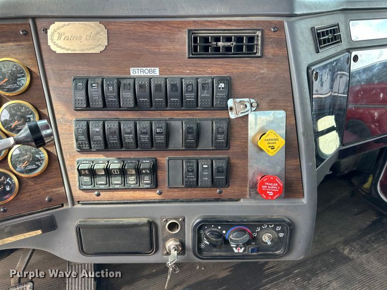 image for item DG4494 2001 Western Star 4964FX semi truck