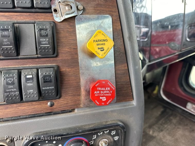 image for item DG4494 2001 Western Star 4964FX semi truck