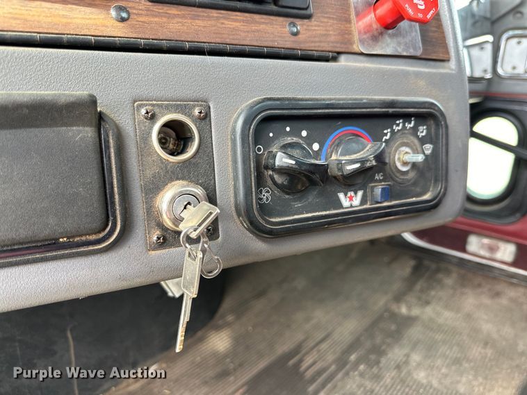 image for item DG4494 2001 Western Star 4964FX semi truck