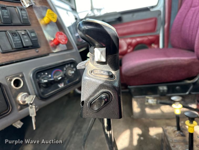 image for item DG4494 2001 Western Star 4964FX semi truck