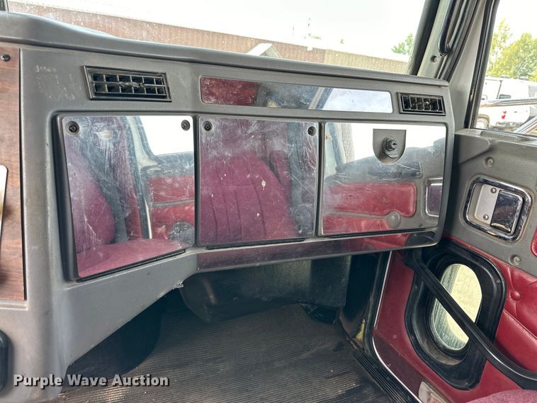 image for item DG4494 2001 Western Star 4964FX semi truck