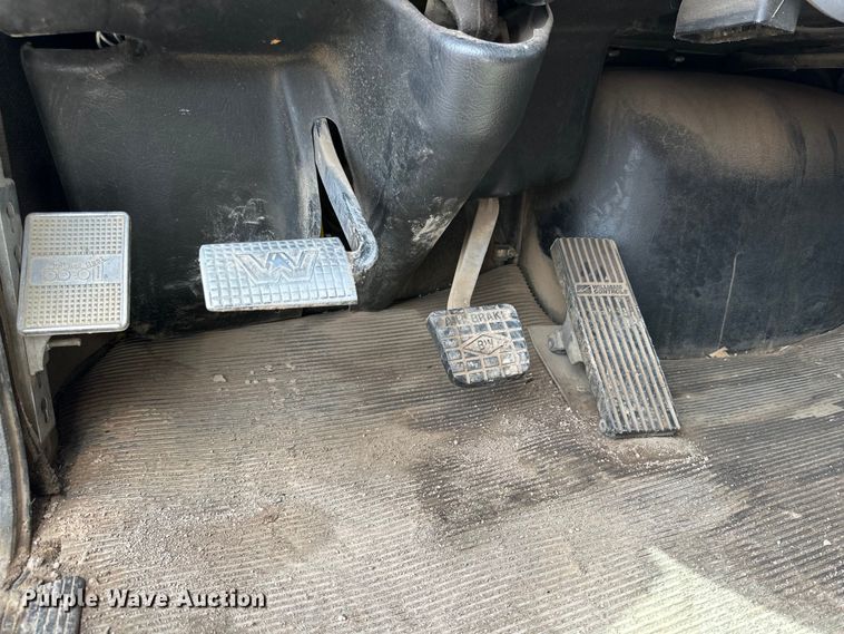 image for item DG4494 2001 Western Star 4964FX semi truck