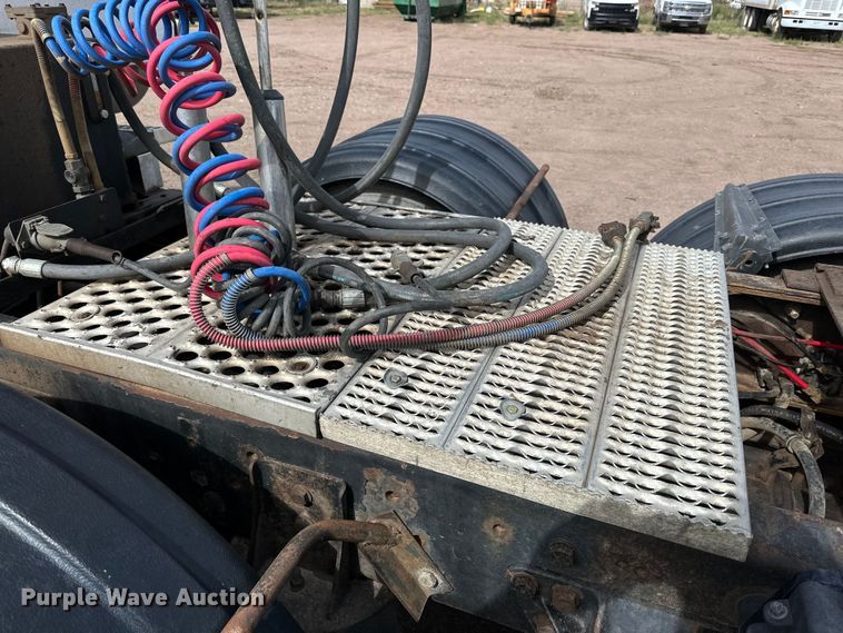 image for item DG4494 2001 Western Star 4964FX semi truck