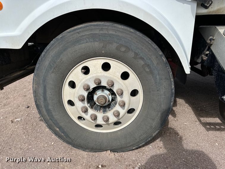 image for item DG4494 2001 Western Star 4964FX semi truck