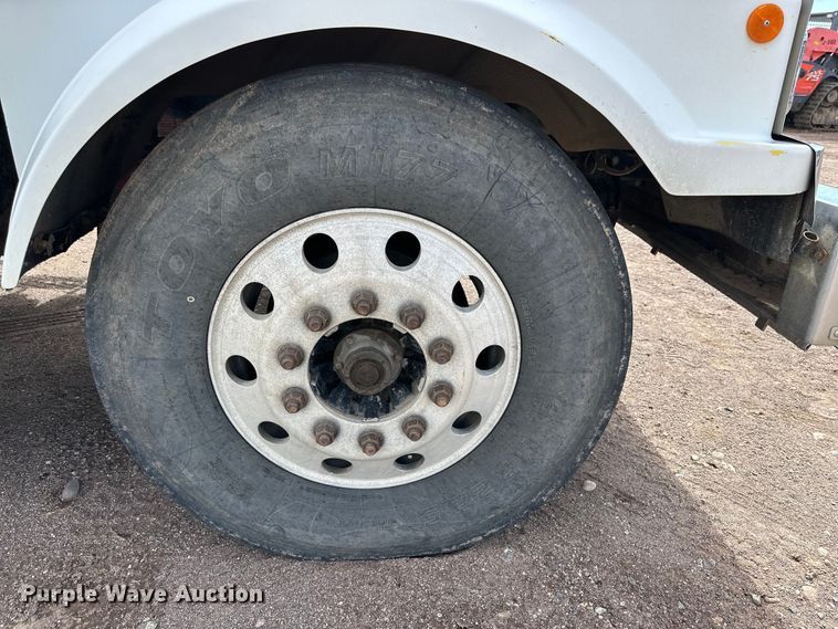 image for item DG4494 2001 Western Star 4964FX semi truck