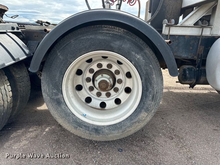 image for item DG4494 2001 Western Star 4964FX semi truck