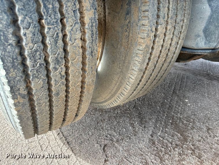 image for item DG4494 2001 Western Star 4964FX semi truck