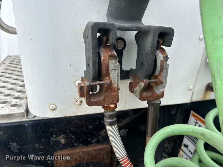 image for item DO6697 2005 Kenworth T300 semi truck