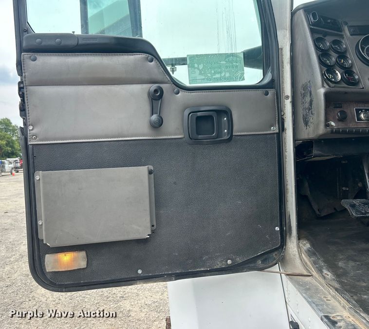 image for item DO6697 2005 Kenworth T300 semi truck