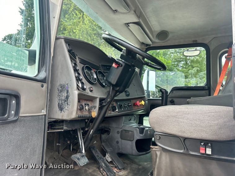 image for item DO6697 2005 Kenworth T300 semi truck