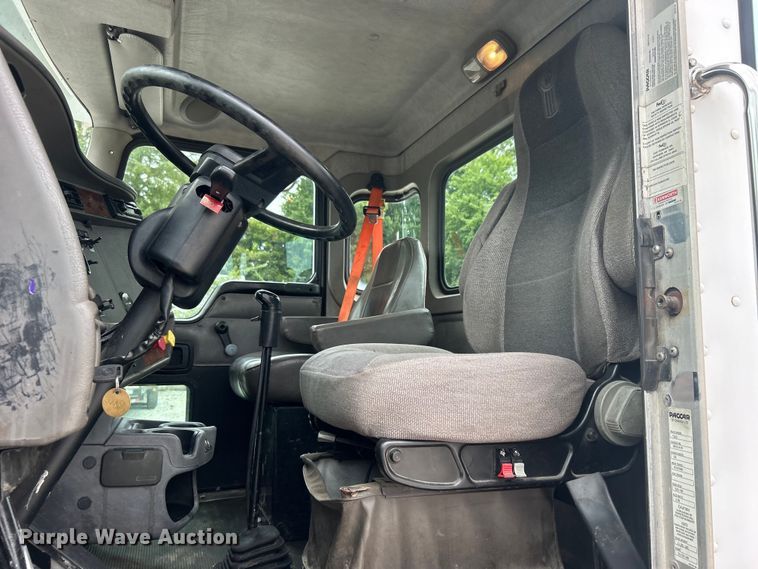 image for item DO6697 2005 Kenworth T300 semi truck