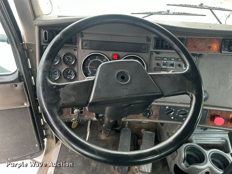 image for item DO6697 2005 Kenworth T300 semi truck