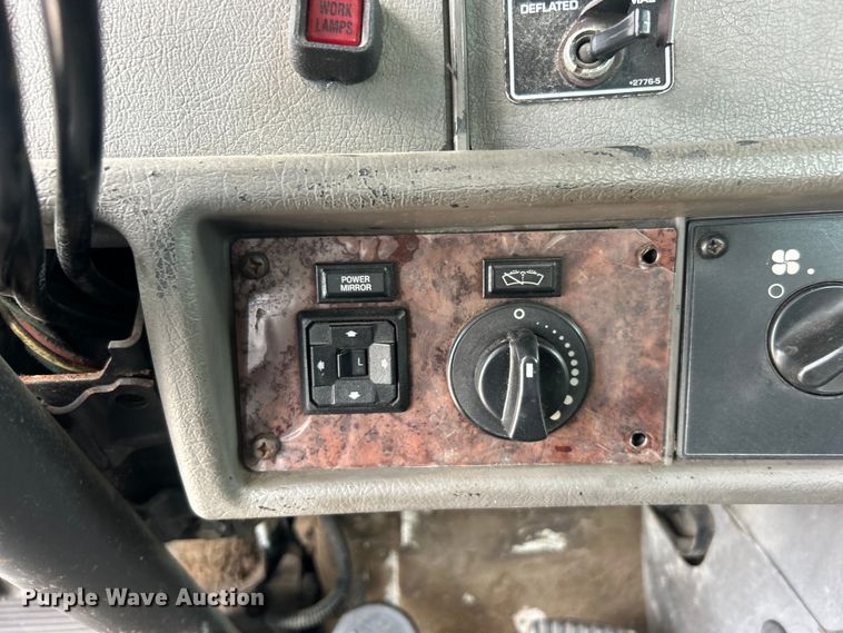 image for item DO6697 2005 Kenworth T300 semi truck