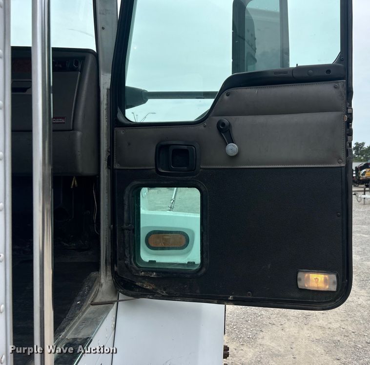 image for item DO6697 2005 Kenworth T300 semi truck