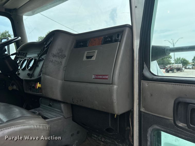 image for item DO6697 2005 Kenworth T300 semi truck