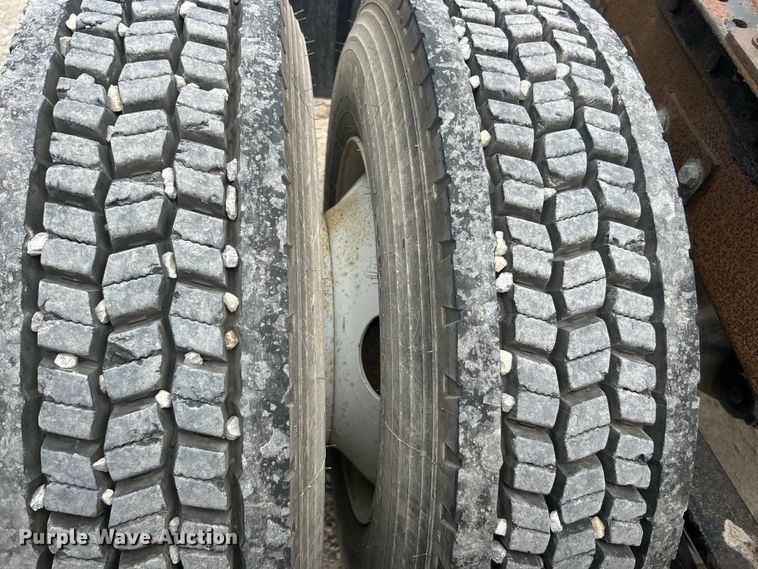 image for item DO6697 2005 Kenworth T300 semi truck