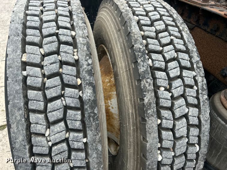 image for item DO6697 2005 Kenworth T300 semi truck